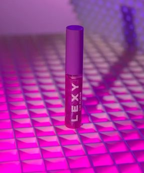 Violetter Glanz von Lexy X Violet für immer mit Ingrid Cosmetics Abessinienöl