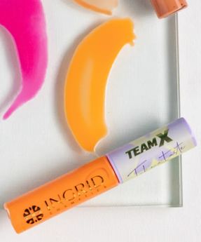 Ein Glanz in einem intensiven Orange Take a Taste Farbton aus der Team X Ingrid Kollektion