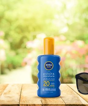 Feuchtigkeitsspendendes schützendes Sonnenspray LSF 20 mit Vitamin E Nivea Sun