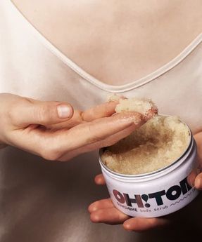 Zucker-Körperpflegepeeling mit Sheabutter und Vitaminen mit der Sonne oh! Tomi