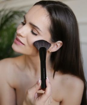 Nutridome multifunctional brush with flat bristles for bronzer, blusher and highlighter