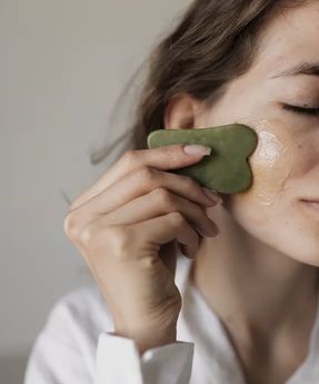 Pietra di giada Gua sha in sacchetto di cotone riciclato Polemika