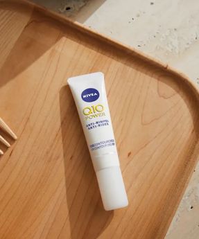 Nivea Q10 ránctalanító szemkörnyékápoló krém, mely csökkenti a szarkalábakat és a ráncokat