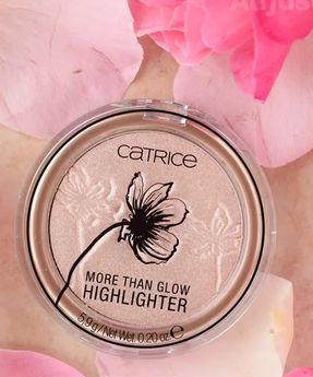 Iluminator cu formulă mătăsoasă Supreme Rose Beam 020 More Than Glow Catrice