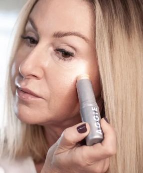 Stick Highlighter mit Rizinusöl und Sheabutter für reife Haut 50+ Aggie