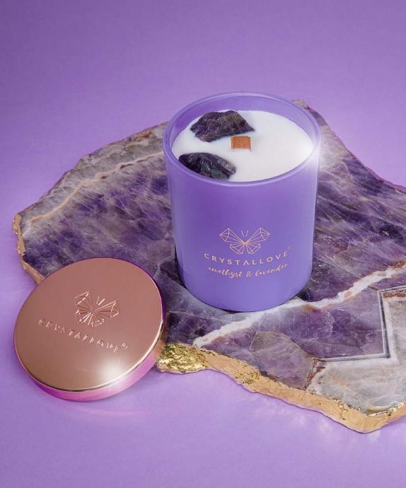 Candela di soia con ametista e lavanda in contenitore di vetro Crystallove