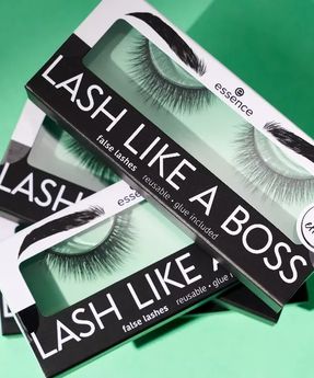 Falsche Wimpern mit 3D-Effekt, der Lash Like a Boss Essence Volumen verleiht