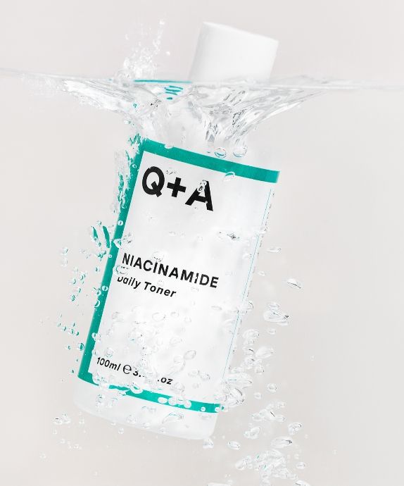 Hidratáló és simító arctonik niacinamiddal Niacinamide Daily Toner Q+A