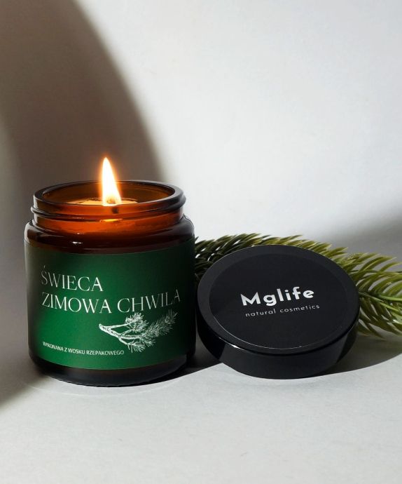 Candela vegana alla cera di colza Momento invernale al profumo di pino, cedro e ambra 120 ml MgLife